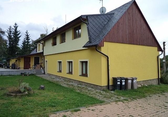 Rodinný dům se žlutou fasádou ve Světlé pod Ještědem – Hodkách